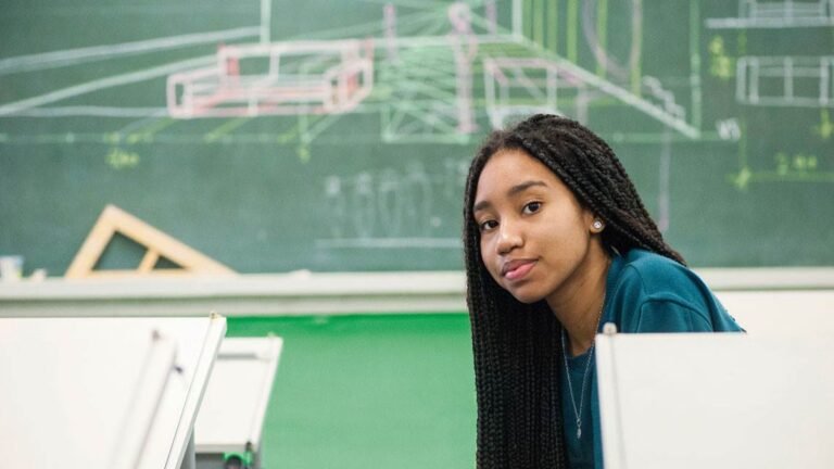 adolescentes brasileiros aprendendo em ambiente profissional