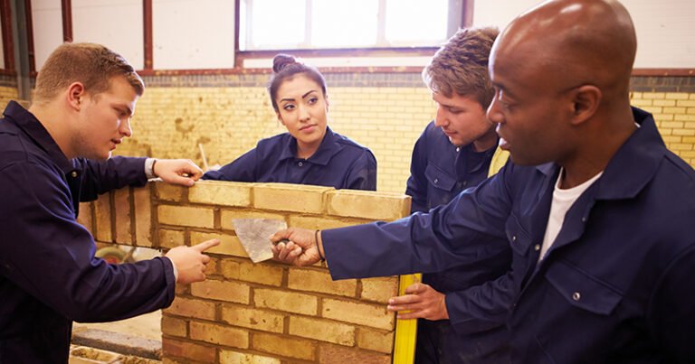 Qual a diferença entre ajudante de pedreiro e servente de pedreiro