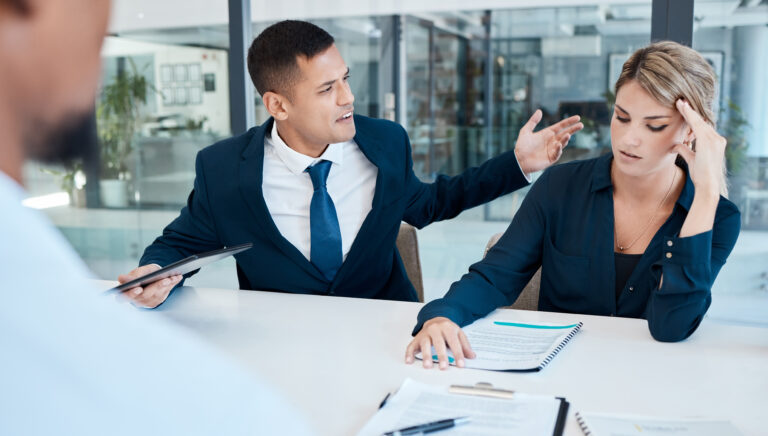 O Que é Ação de Indenização por Assédio Moral no Trabalho e Como Funciona 6 ambiente de trabalho tenso com duas pessoas