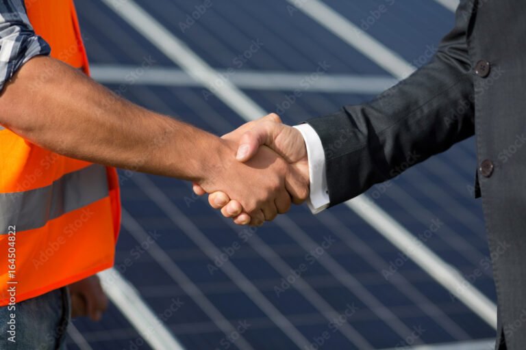 aperto de mao entre empresario e trabalhador