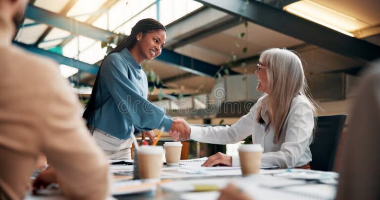 Como Funciona Um Acordo Na Empresa Para Beneficiar Os Funcionários 18 aperto de maos entre colegas felizes