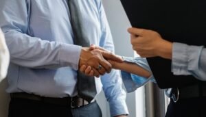 aperto de maos formal em negociacao trabalhista