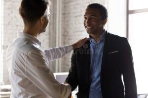 aperto de maos formal entre empresario e trabalhador