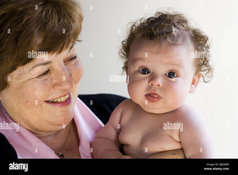 avo segurando um bebe sorridente