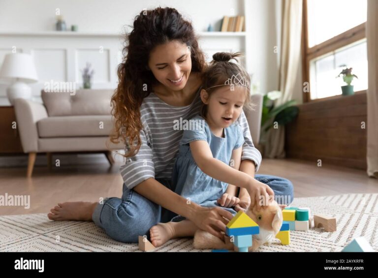 Como Encontrar Baba Que Trabalha Em Sua Própria Residência 4 baba sorridente brincando com crianca em casa
