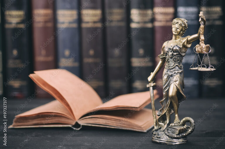 O Que São Danos Morais E Como Funcionam Na Justiça Brasileira 1 balanca da justica com livros juridicos ao fundo