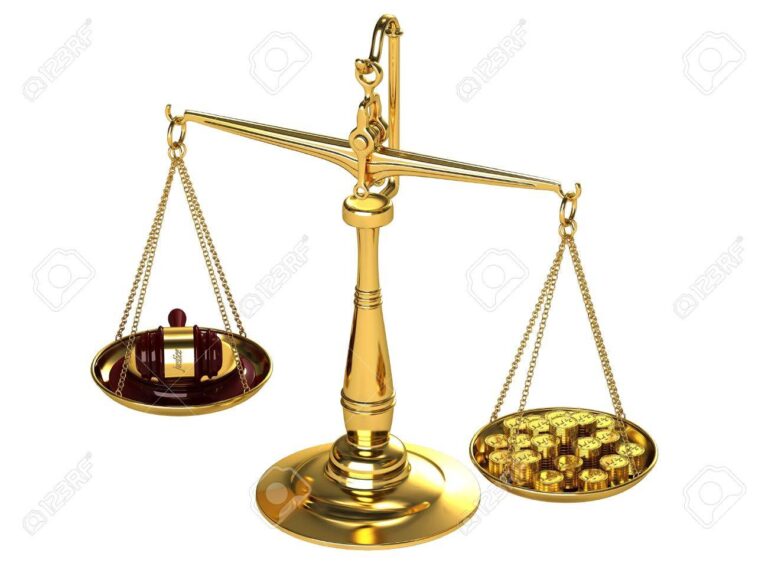 balanca da justica com moedas ao fundo