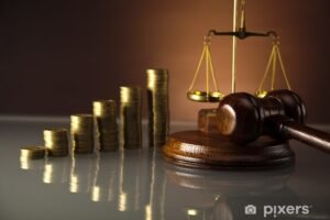 balanca da justica com moedas douradas