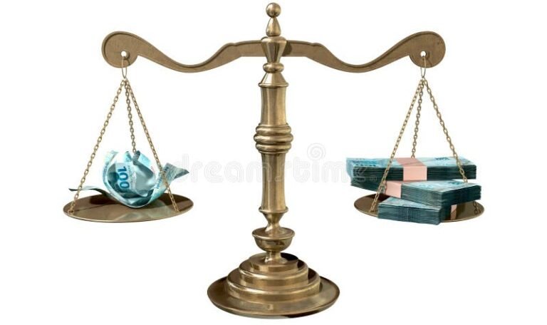 balanca da justica com simbolo de real brasileiro