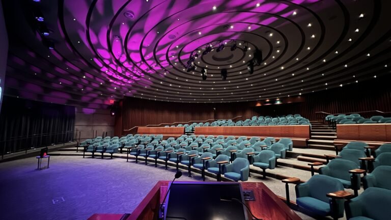 caixas de som torre profissionais em evento iluminado