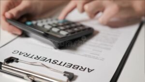 calculadora contrato de trabalho e maos calculando