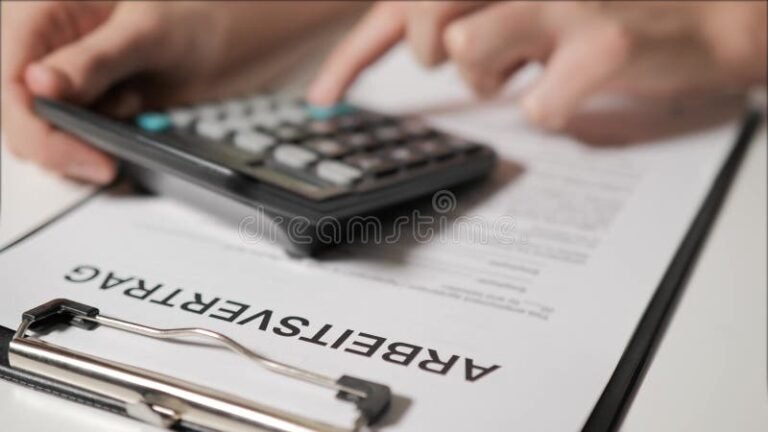 Como Fazer as Contas da Rescisão Trabalhista Corretamente 4 calculadora contrato de trabalho e maos calculando