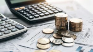 calculadora e documentos financeiros com moedas
