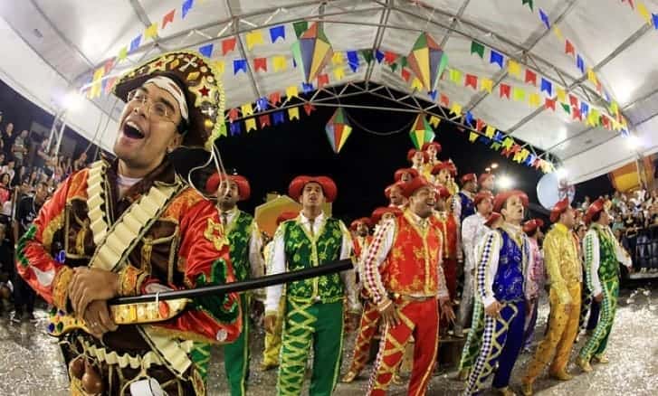 calendario brasileiro com marcacoes de feriados coloridos