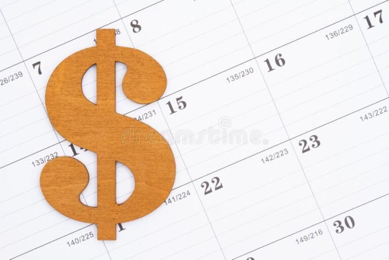 calendario com moedas e sinais de dinheiro