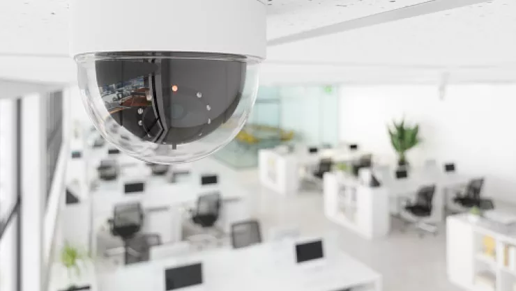 camera de vigilancia em escritorio moderno