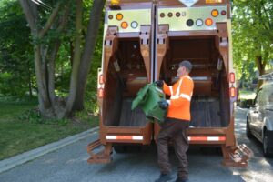 caminhao de lixo reciclavel recolhendo geladeiras usadas