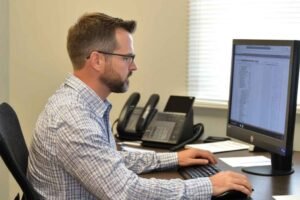 candidatos realizando testes em computadores modernos