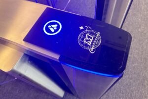 cartao de transporte sendo passado na catraca