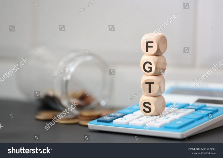 Como Saber Quanto Tenho de FGTS Guia Prático e Atualizado 5 cartao do fgts com moedas e calculadora