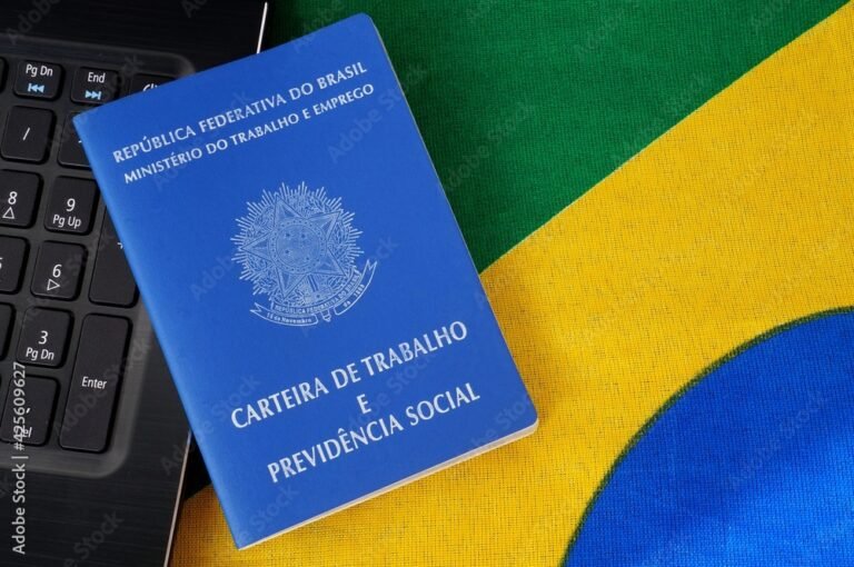 carteira de trabalho brasileira aberta com documentos ao lado