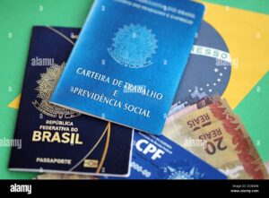 carteira de trabalho com moeda e bandeira do rj