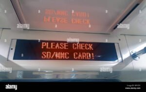 carteira de trabalho digital com alerta vermelho