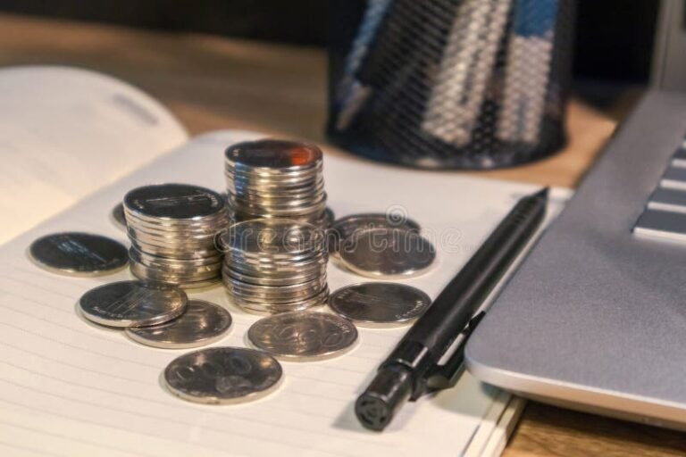 Quando o FGTS Cai na Conta Após Saque ou Rescisão Trabalhista 2 carteira de trabalho e moedas sobre mesa