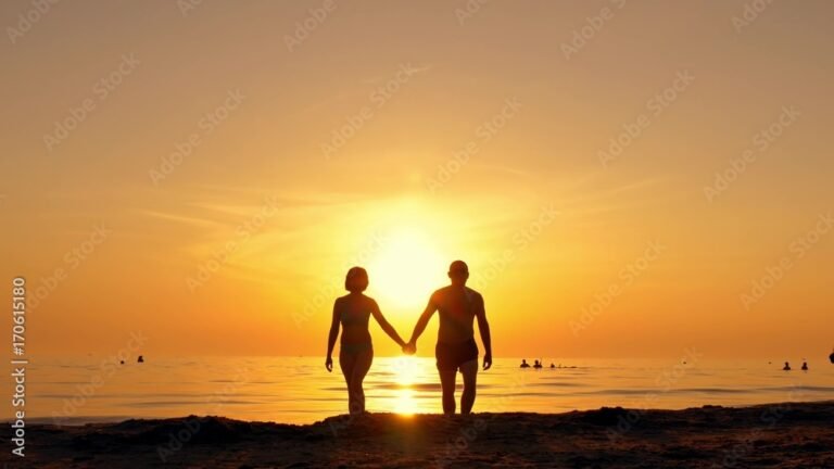 casal feliz caminhando juntos ao por do sol