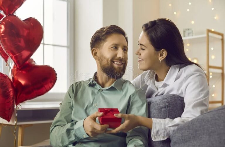 casal feliz comemorando folga em sexta feira