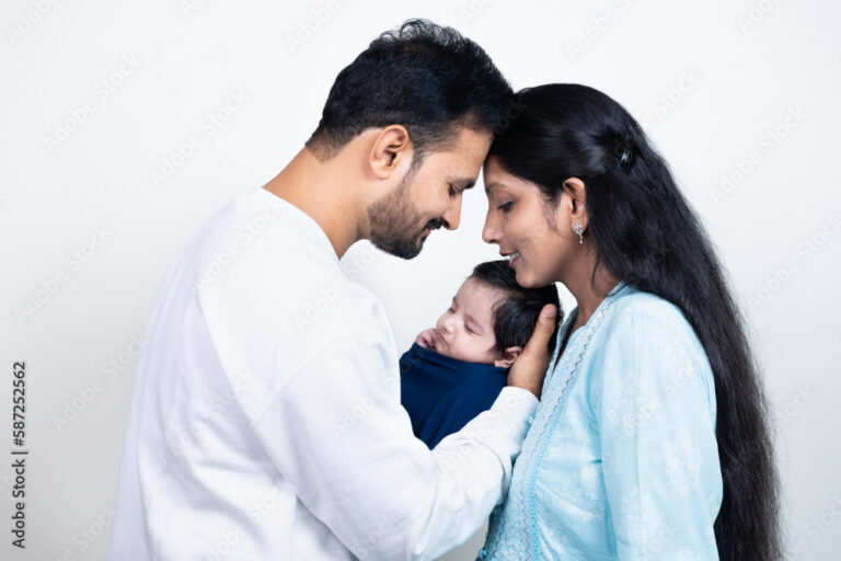 casal segurando maos com bebe recem nascido