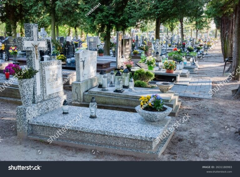 cemiterio tranquilo com flores e arvores