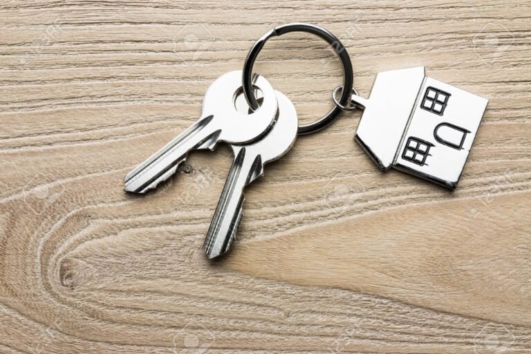 chaves de casa em uma mesa