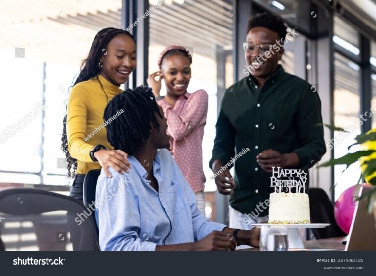 colegas celebrando com bolo no escritorio