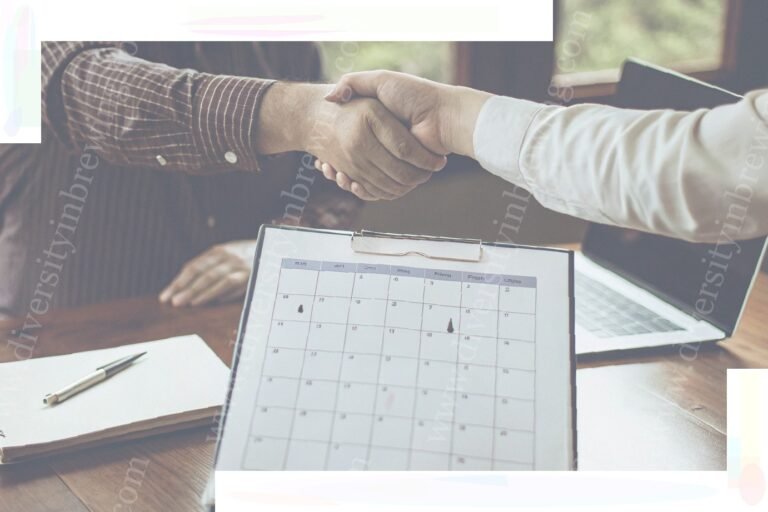 contrato de trabalho com calendario e maos se cumprimentando