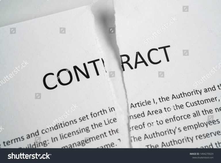 contrato rasgado sobre mesa de escritorio