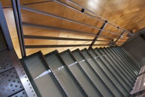 corrimao de escada moderno em predio publico