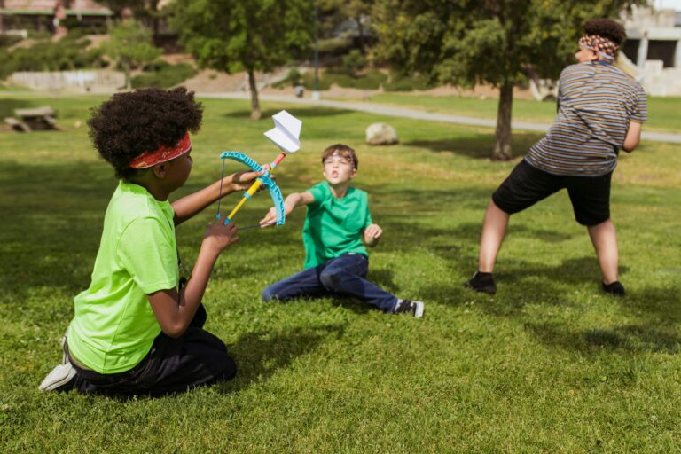 crianca brincando livremente em parque publico