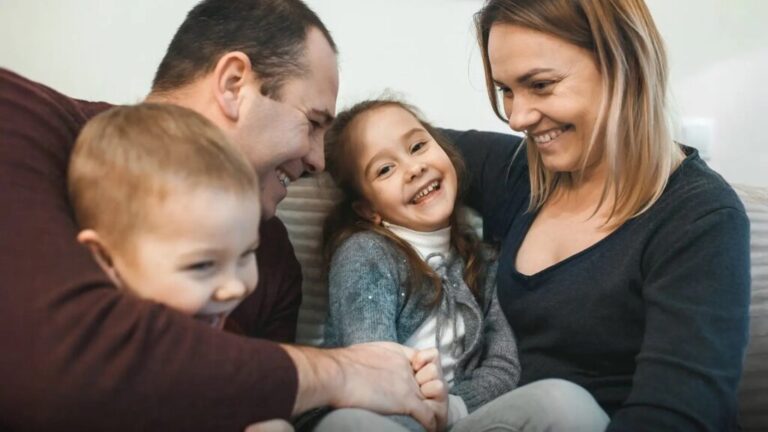 Até Que Idade O Salário Família É Pago Para As Crianças 7 crianca feliz recebendo ajuda financeira familiar
