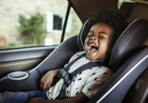 crianca feliz usando cadeirinha no carro segura