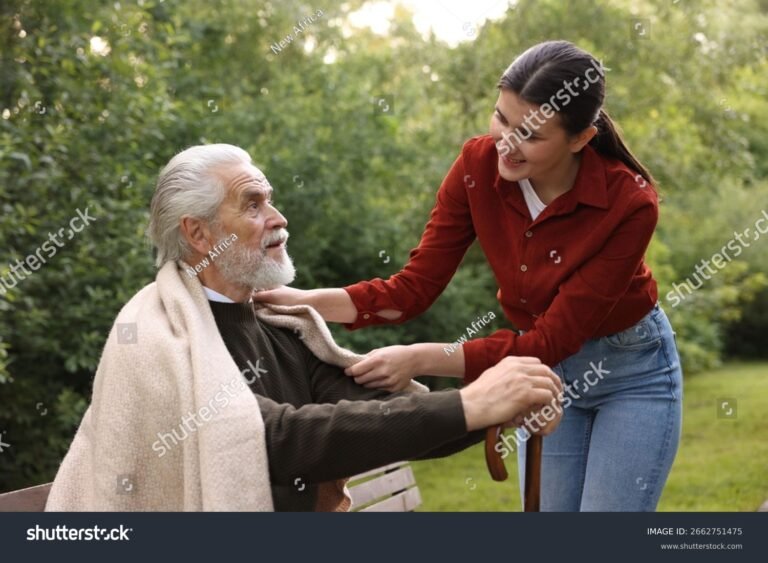 Cuidador de Idosos Pode Ser MEI Quais São os Requisitos 2 cuidador ajudando idoso sorridente ao ar livre