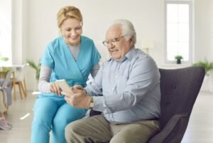 cuidador de idoso ajudando paciente feliz