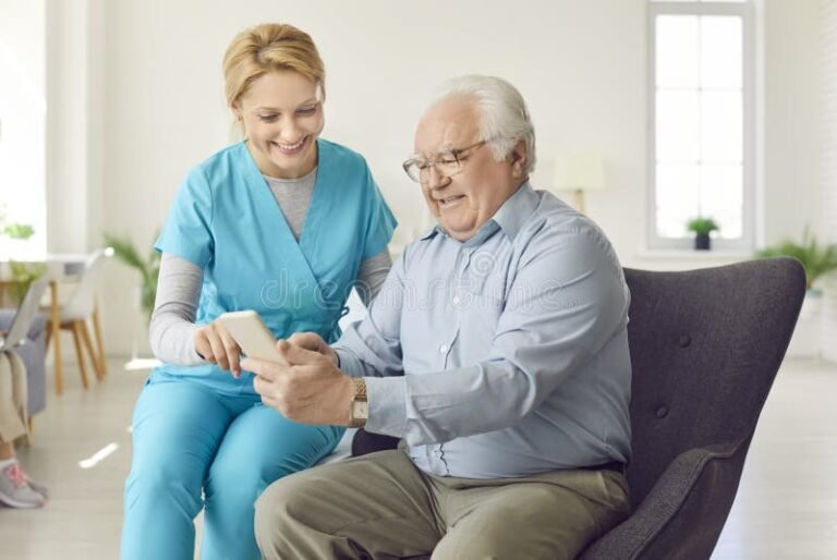 cuidador de idoso ajudando paciente feliz