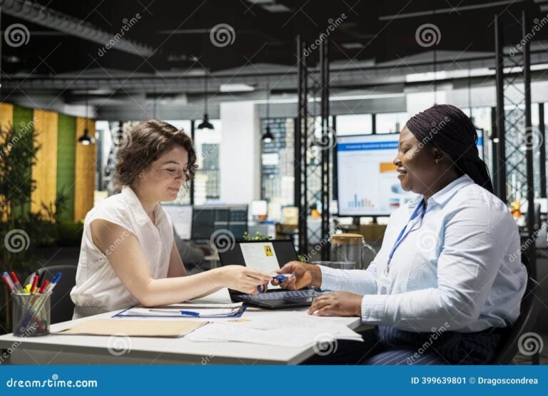 empregado recebendo carteira de trabalho assinada