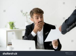 empregado recebendo documento de aviso previo