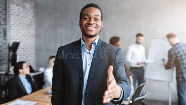 Empresário Individual Pode Ter Funcionário Registrado Legalmente 2 empresario cumprimentando funcionario em escritorio moderno