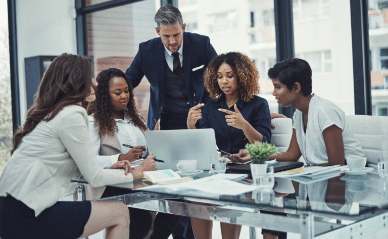 equipe de recursos humanos trabalhando em escritorio