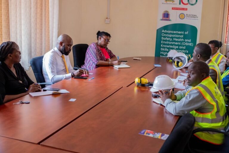 equipe de seguranca do trabalho em reuniao