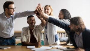 equipe diversa celebrando sucesso em reuniao