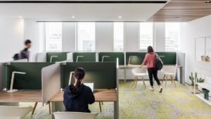 escritorio moderno com equipe discutindo privacidade